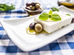 Ελληνικό τυρί φέτα με ελαιόλαδο ελιές και φύλλα βασιλικού.