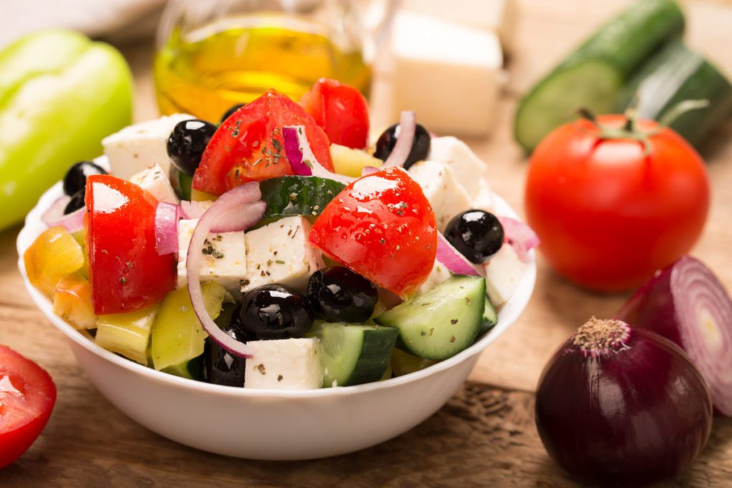 Ελληνική σαλάτα με φρέσκα λαχανικά, φέτα και μαύρες ελιές.
