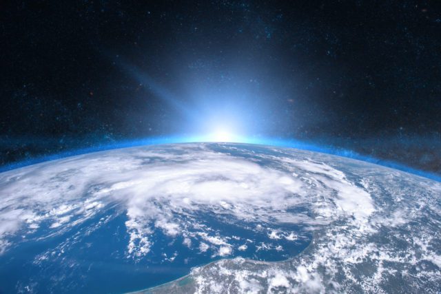 Η Γη στο διάστημα. Μπλε ανατολή. Στοιχεία αυτής της εικόνας προσκομίστηκαν από τη NASA.