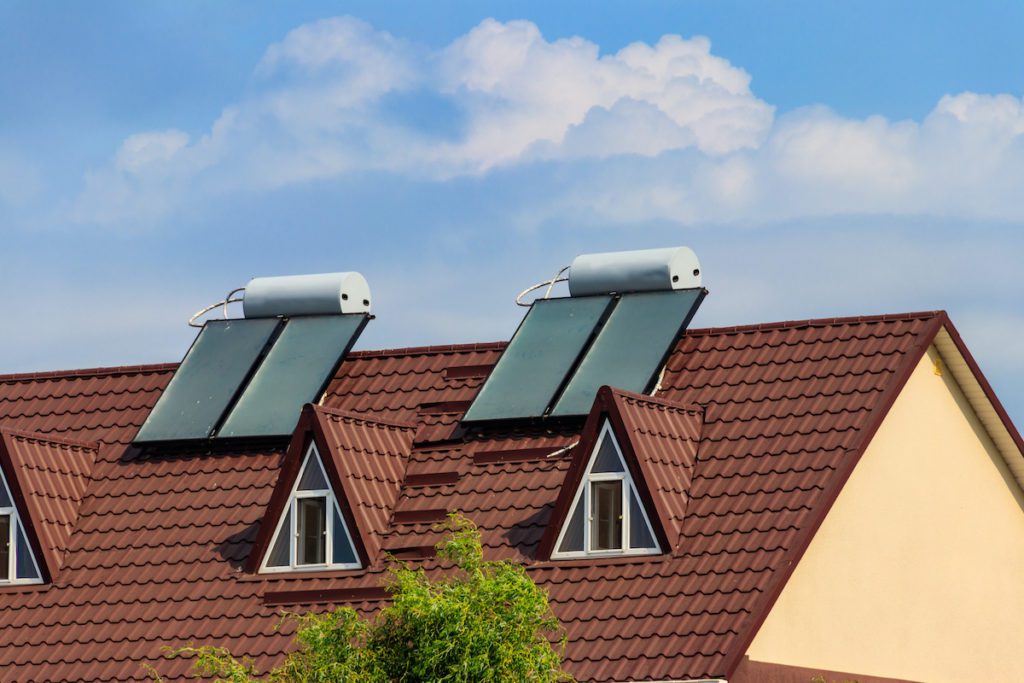 Ηλιακοί θερμοσίφωνες σε στέγη κατοικιών.