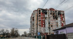 Ουκρανία - καταστραμμένο κτίριο - σημαία