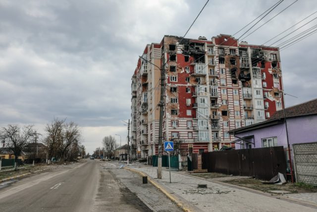 Ουκρανία - καταστραμμένο κτίριο - σημαία