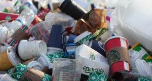 Απορρίμματα - πλαστικά ποτήρια - ΕΕ - πλαστικών