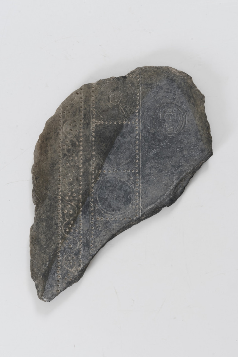 Ημίεργη σχιστολιθική πλάκα, 5ος – 6ος αιώνας μ.Χ. Η πλάκα βρέθηκε τυχαία από τον Γεώργιο Σωτηρίου στον αρχαιολογικό χώρο της μεσαιωνικής Εφέσου (Αγιασολούκ). Βυζαντινό και Χριστιανικό Μουσείο, ΒΧΜ 2911