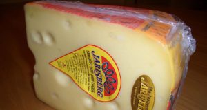 1024px Jarlsberg cheese