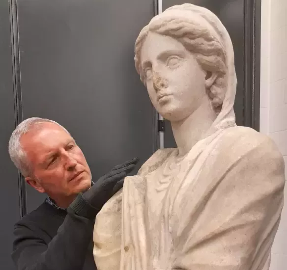 Ο επιμελητής Ελληνικών και Ρωμαϊκών Αρχαιοτήτων στο Βρετανικό Μουσείο, Πίτερ Τζον Χιγκς