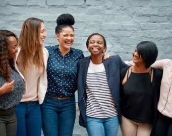 Η ζωή είναι γυναίκα! – Πώς γιορτάζεται η Παγκόσμια Ημέρα ανά την υφήλιο ginaikes