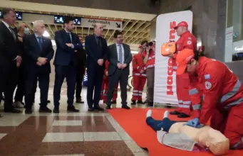 To Αττικό Μετρό αποκτά απινιδωτές σε όλους τους σταθμούς – Φώτο apinidotes