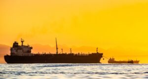 Πετρελαϊκή κρίση: Πώς και γιατί βάζει.. φωτιά σε ένδυση, υπόδυση, καλλυντική βιομηχανία, αγορά τροφίμων ormouz