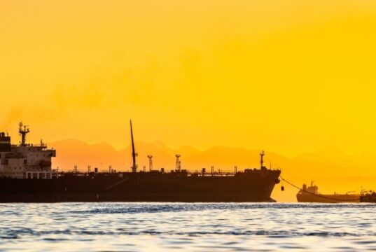 Πετρελαϊκή κρίση: Πώς και γιατί βάζει.. φωτιά σε ένδυση, υπόδυση, καλλυντική βιομηχανία, αγορά τροφίμων ormouz